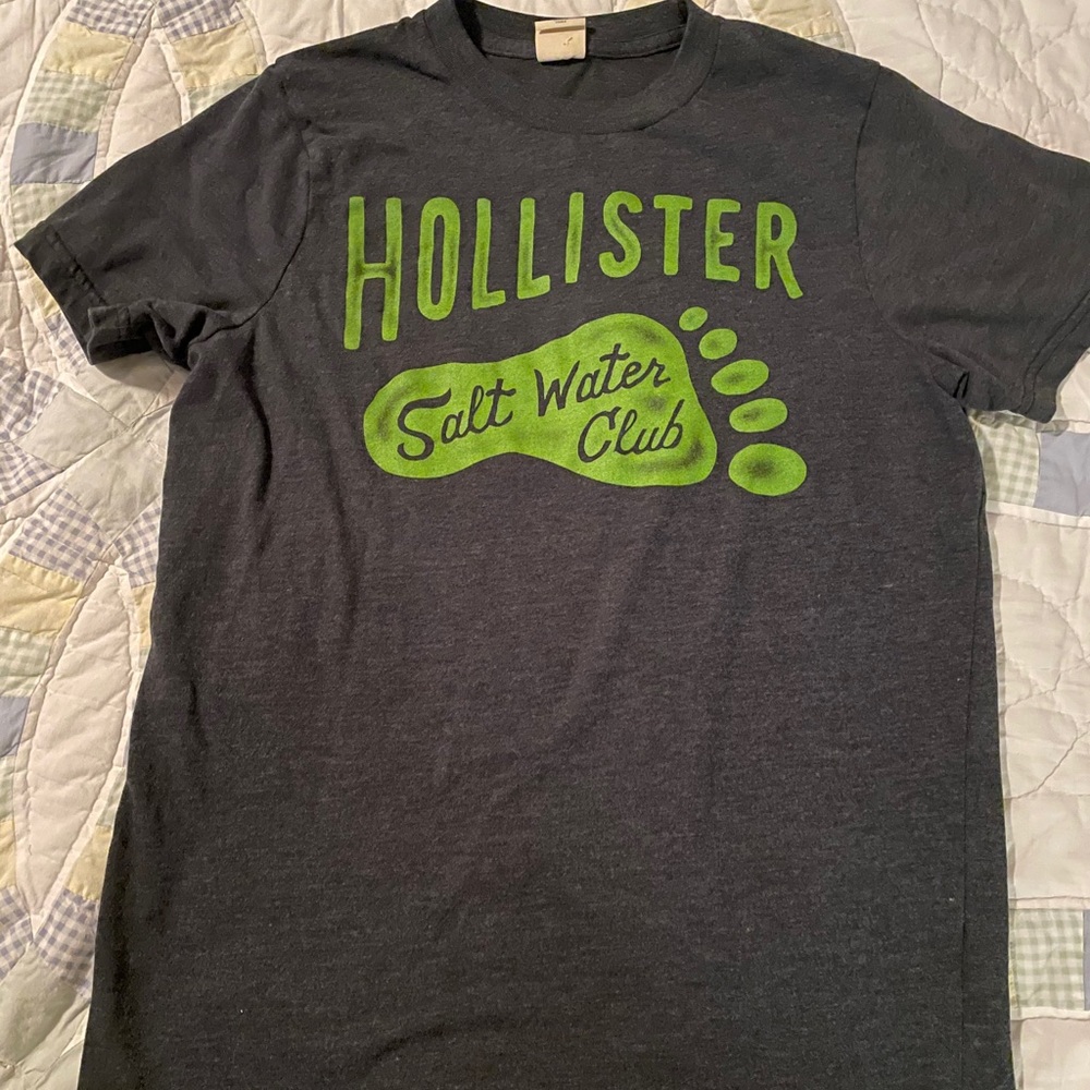 Hollister Graphic Tshirt in Large
